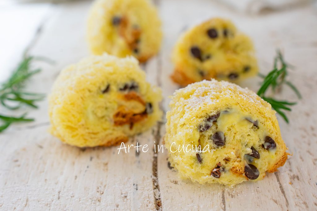 Rouleaux de pandoro à la crème et pépites de chocolat