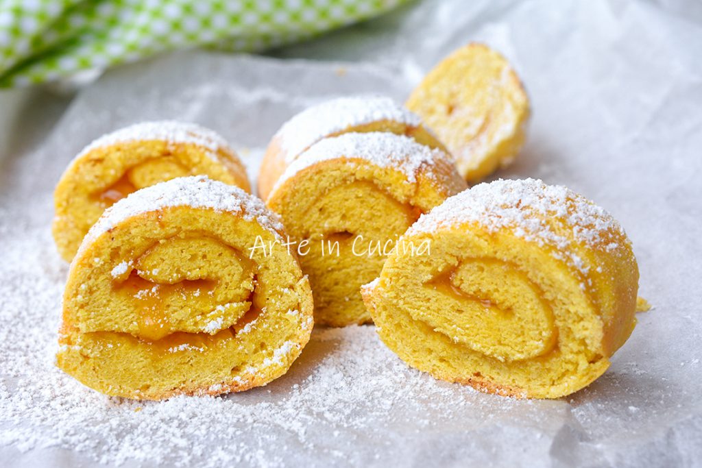 Biscuits roulés à l'huile avec confiture