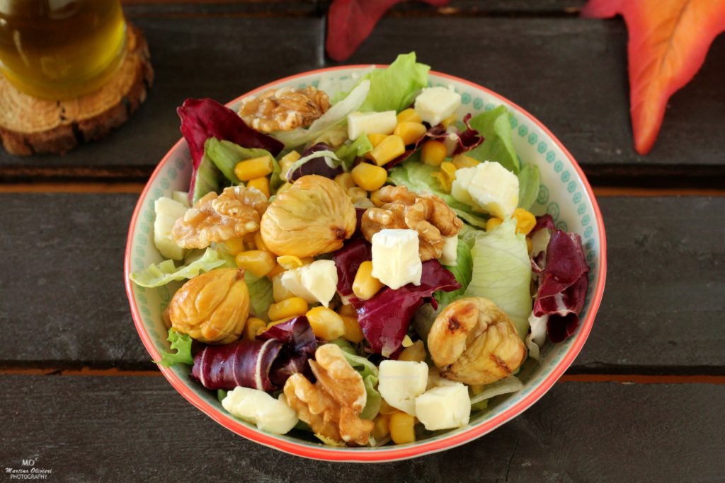 Salade avec châtaignes, noix et brie
