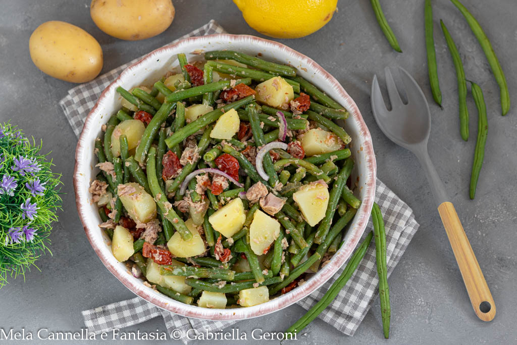 Salade de pommes de terre, haricots verts et thon avec tomates séchées