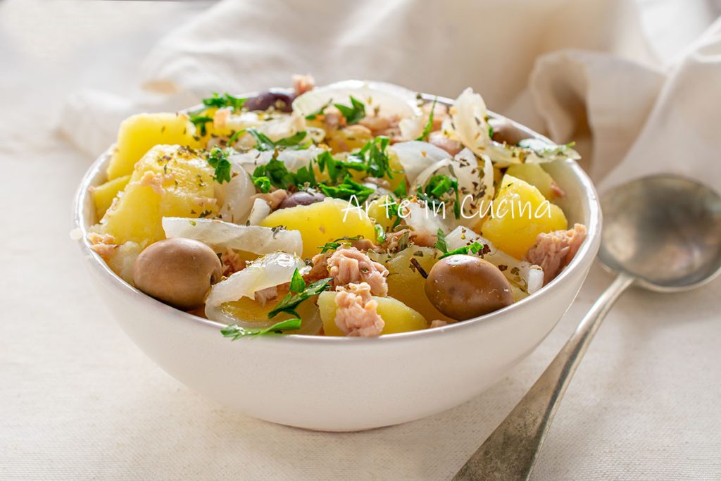 Salade de pommes de terre bouillies avec thon et oignons