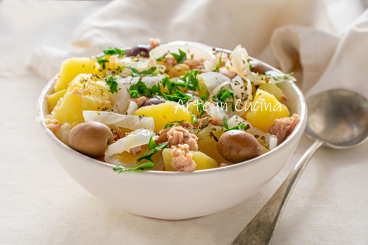 Salade de pommes de terre bouillies avec thon et oignons