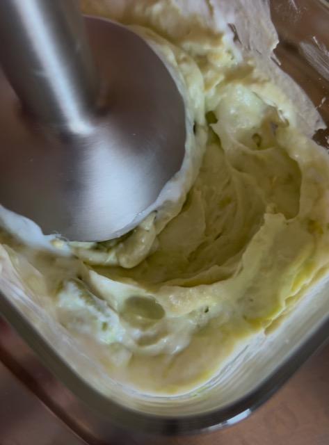 Préparer la sauce avec l'avocat