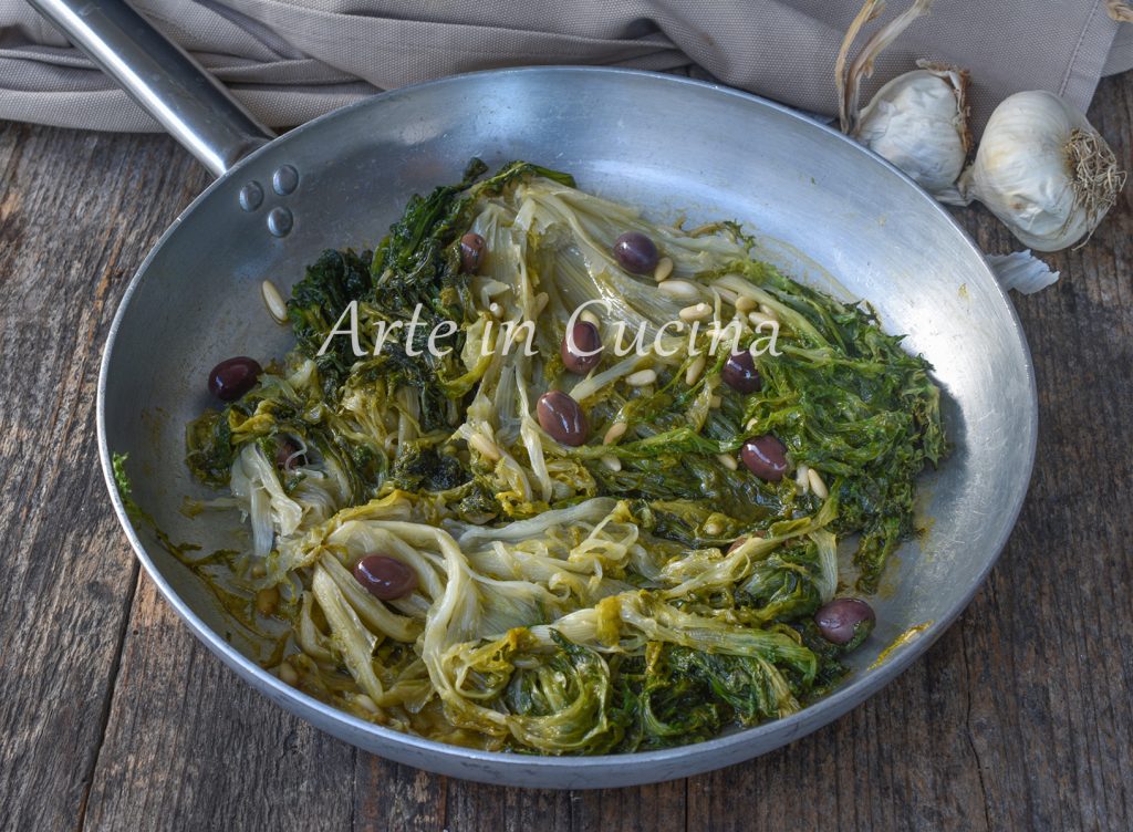 Scarole à la poêle avec olives recette napolitaine