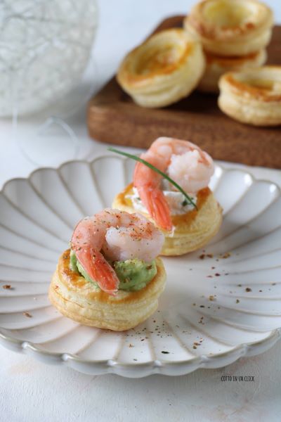 servez avec plus de ciboulette et de poivre rose