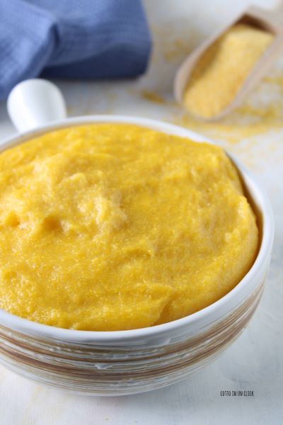 servez la polenta chaude accompagnée de plats principaux