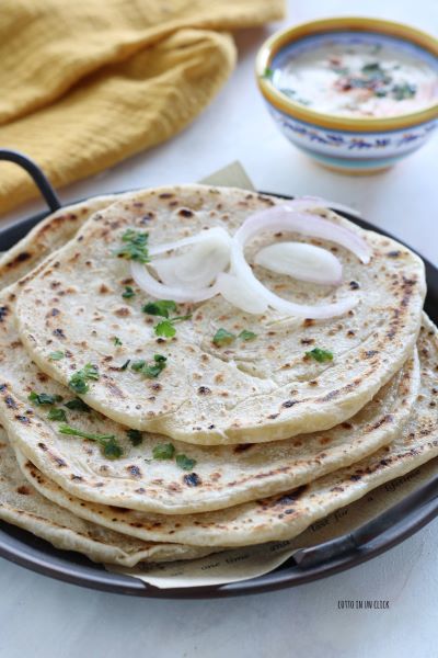 servez le pain paratha chaud