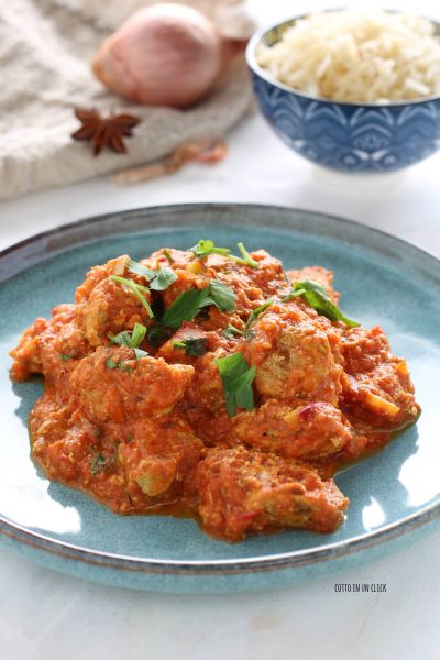 servez le poulet tikka masala avec du riz pilaf ou du pain indien