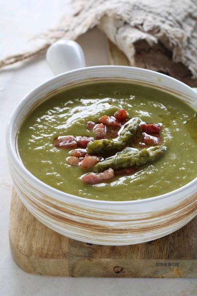 servez le velouté avec la pancetta croustillante et quelques croûtons de pain