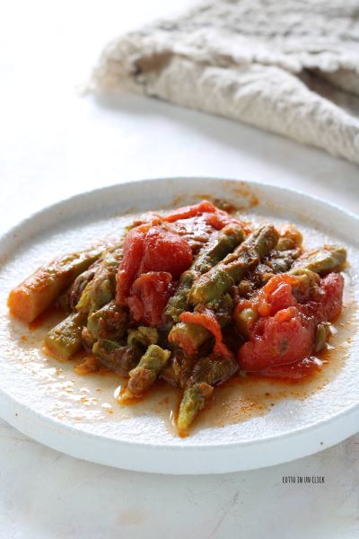 servez les asperges à la tomate avec des tranches de pain grillé