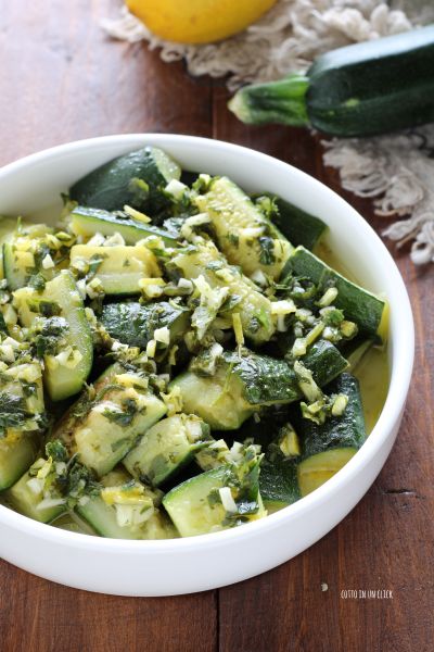 servez les courgettes avec l'émulsion préparée