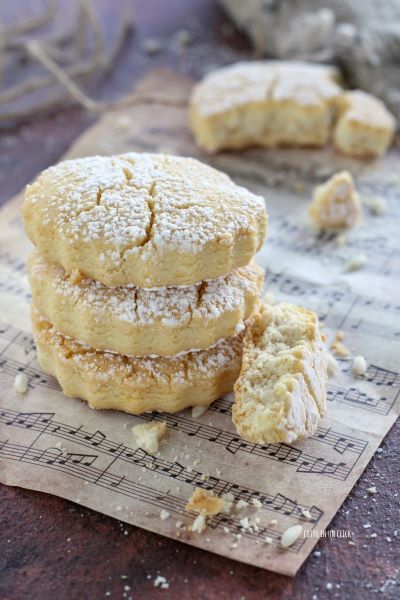 sortez les biscuits et laissez-les refroidir avant de les servir