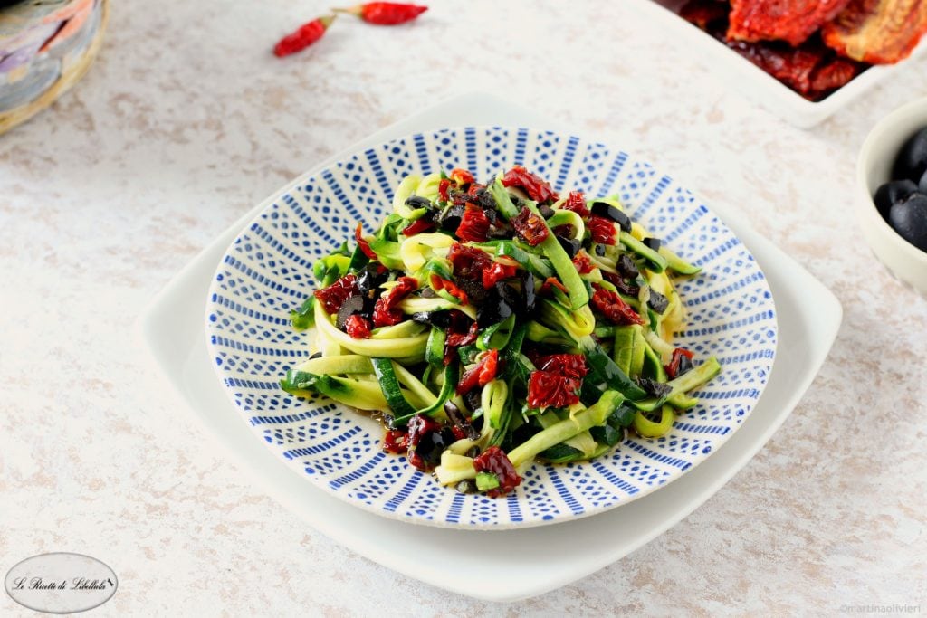 Spaghettis de courgettes avec tomates séchées et olives