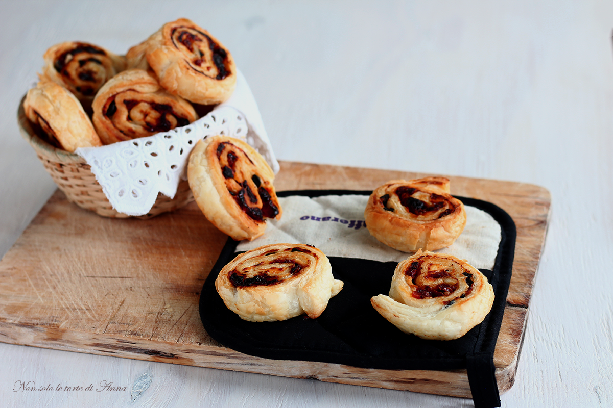 Spirales de pâte feuilletée aux tomates
