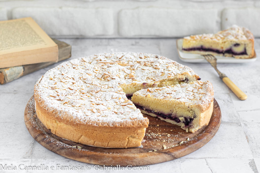 Tarte couverte avec crème et confiture de myrtilles