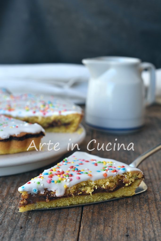 Tarte sucrée de Pâques avec crème au chocolat