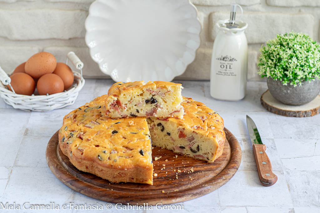 Tarte salée très moelleuse avec charcuterie et fromage