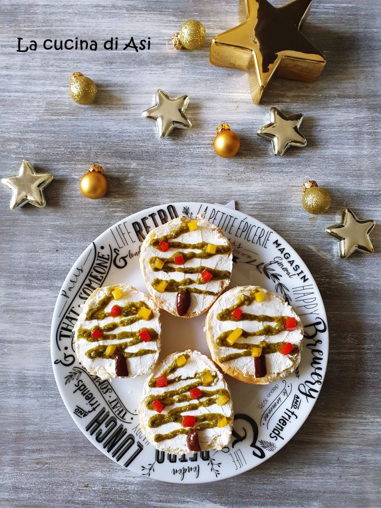 tartines sapin pesto et boules poivrons colorés