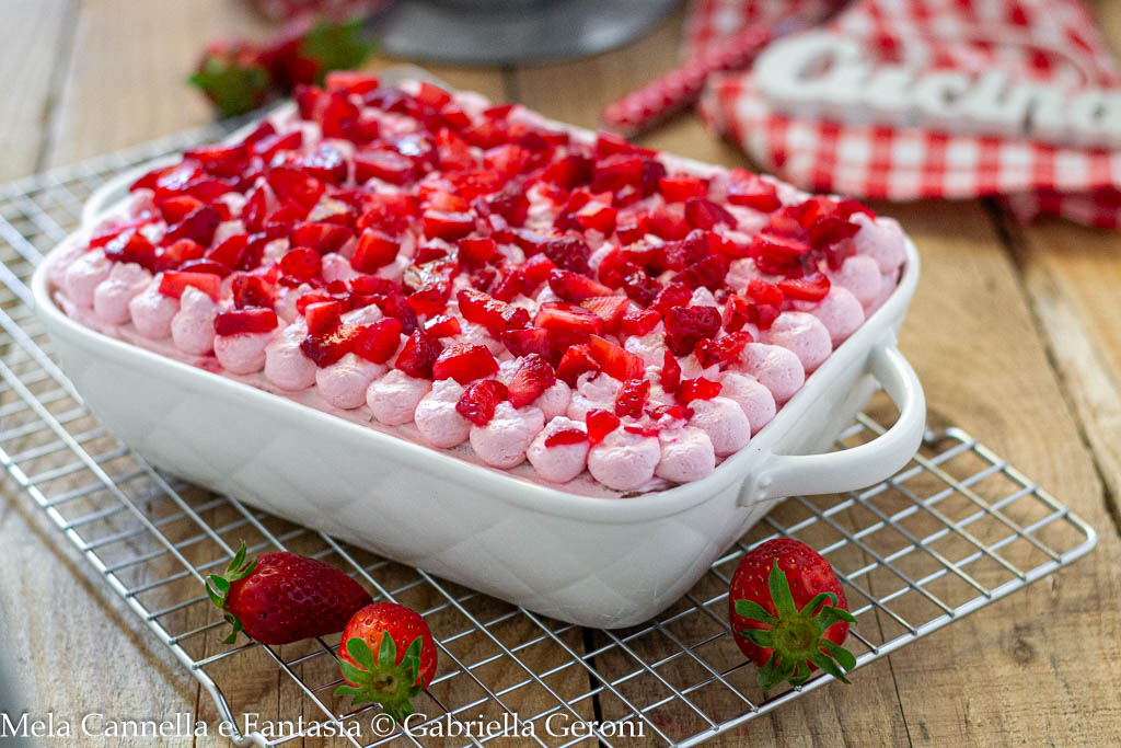 Tiramisu rose avec fraises, crème et mascarpone (sans œufs)