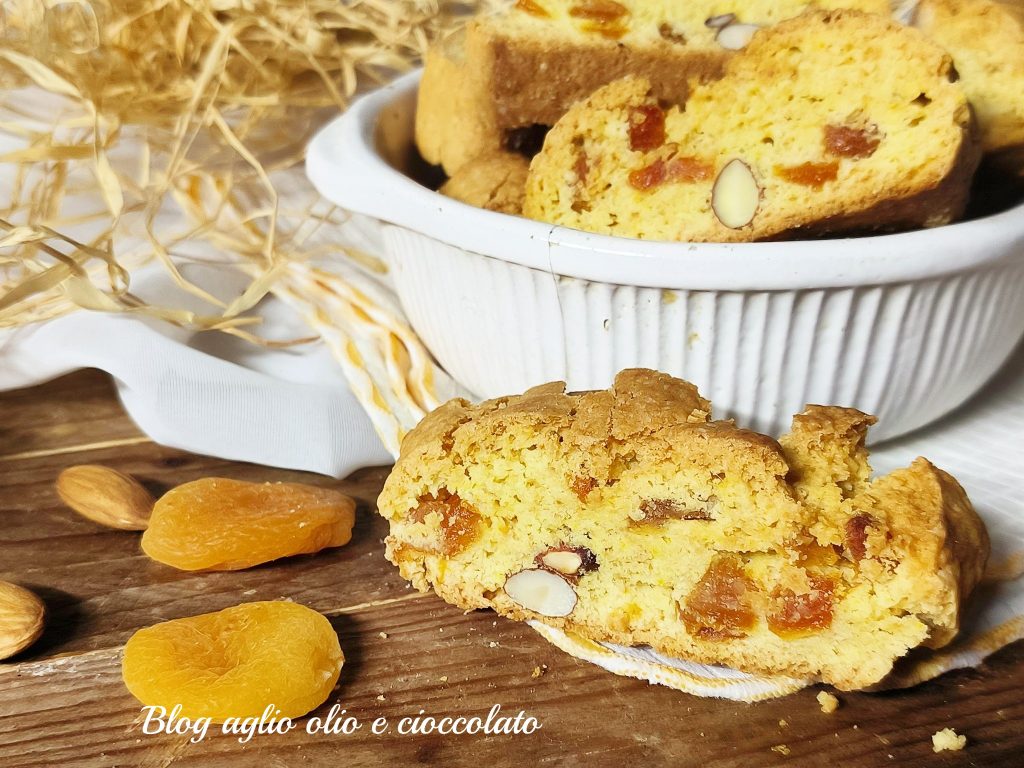 tozzetti avec amandes et morceaux d'abricot sec