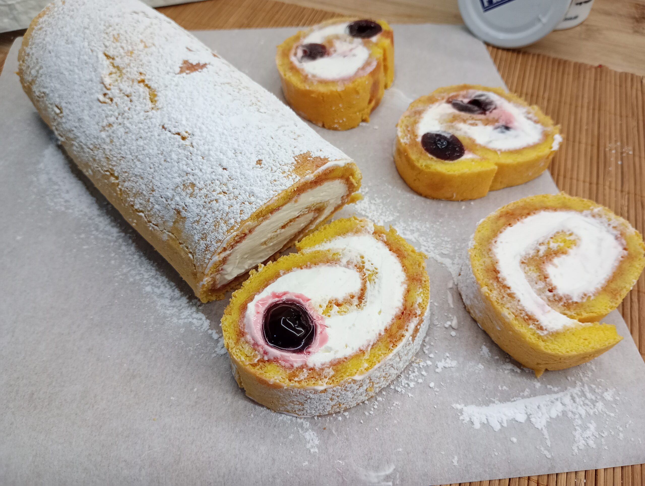 Roulé avec crème au yaourt et griottes