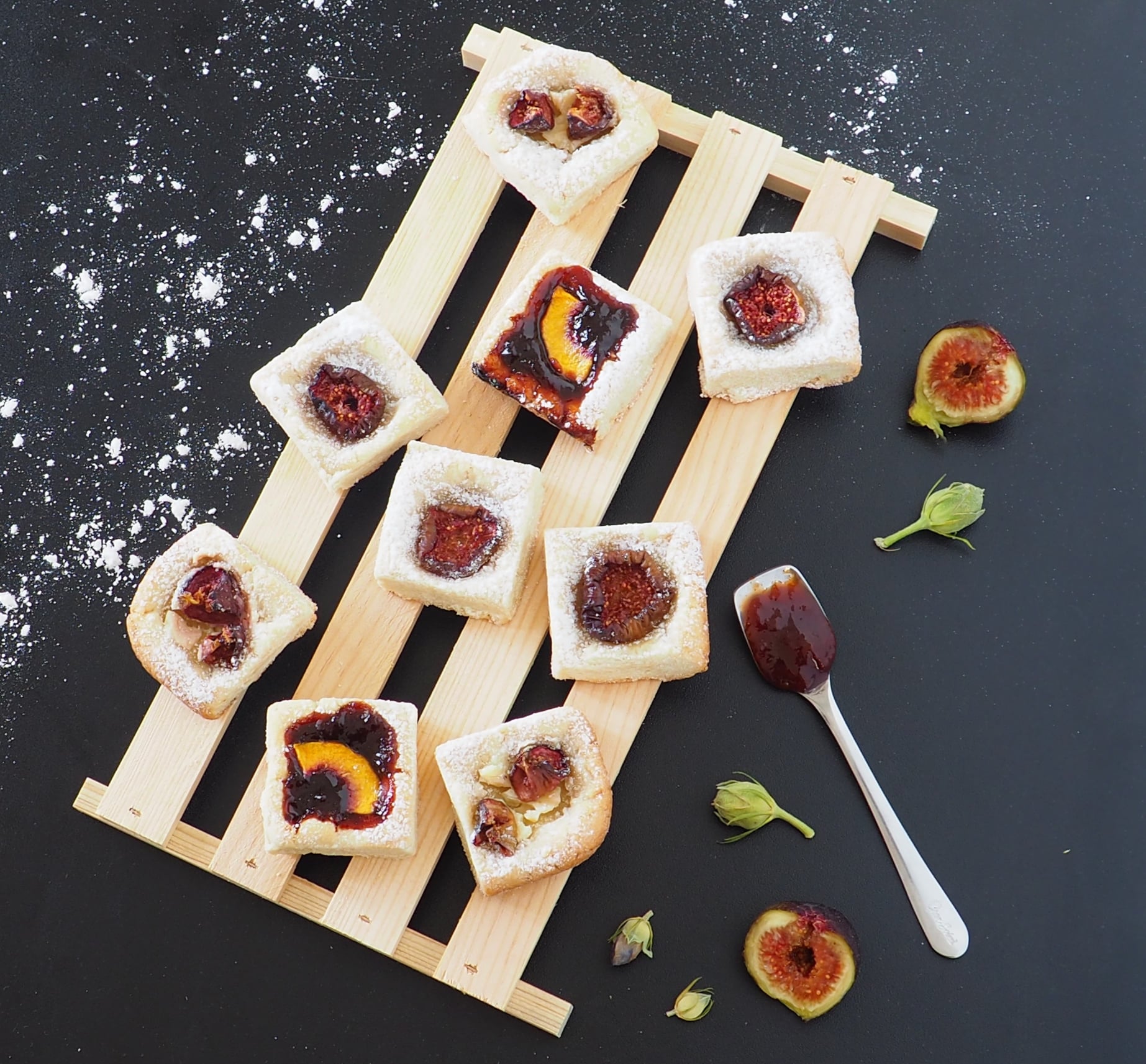 Tarte sablée en carrés avec confiture et figues