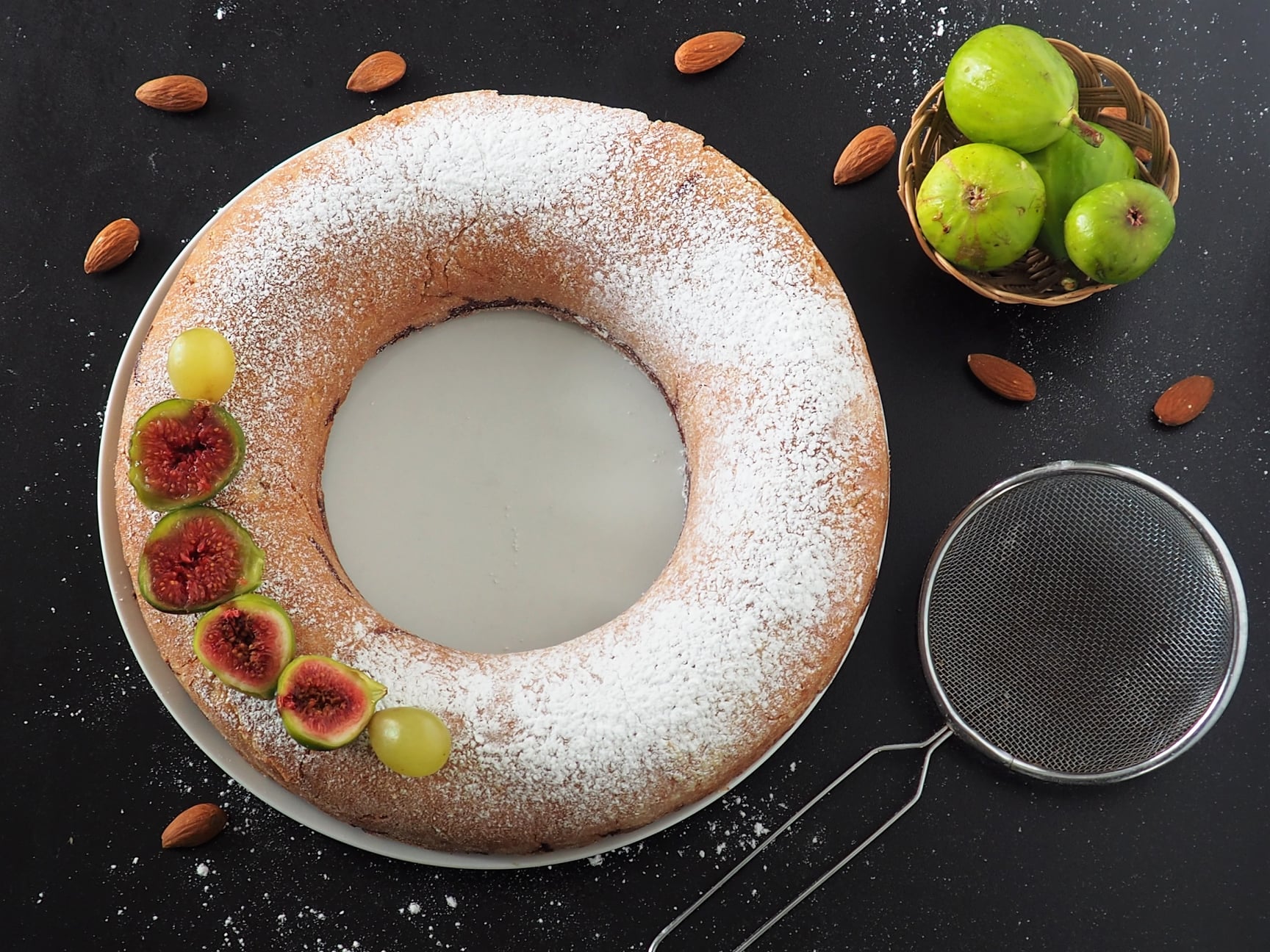 Gâteau de pâte brisée fourré aux figues, pommes et amandes