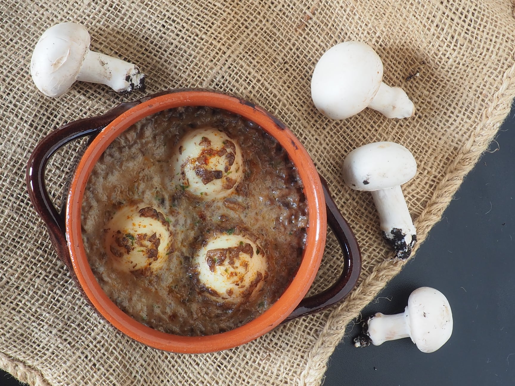 Œufs avec crème de champignons de Paris