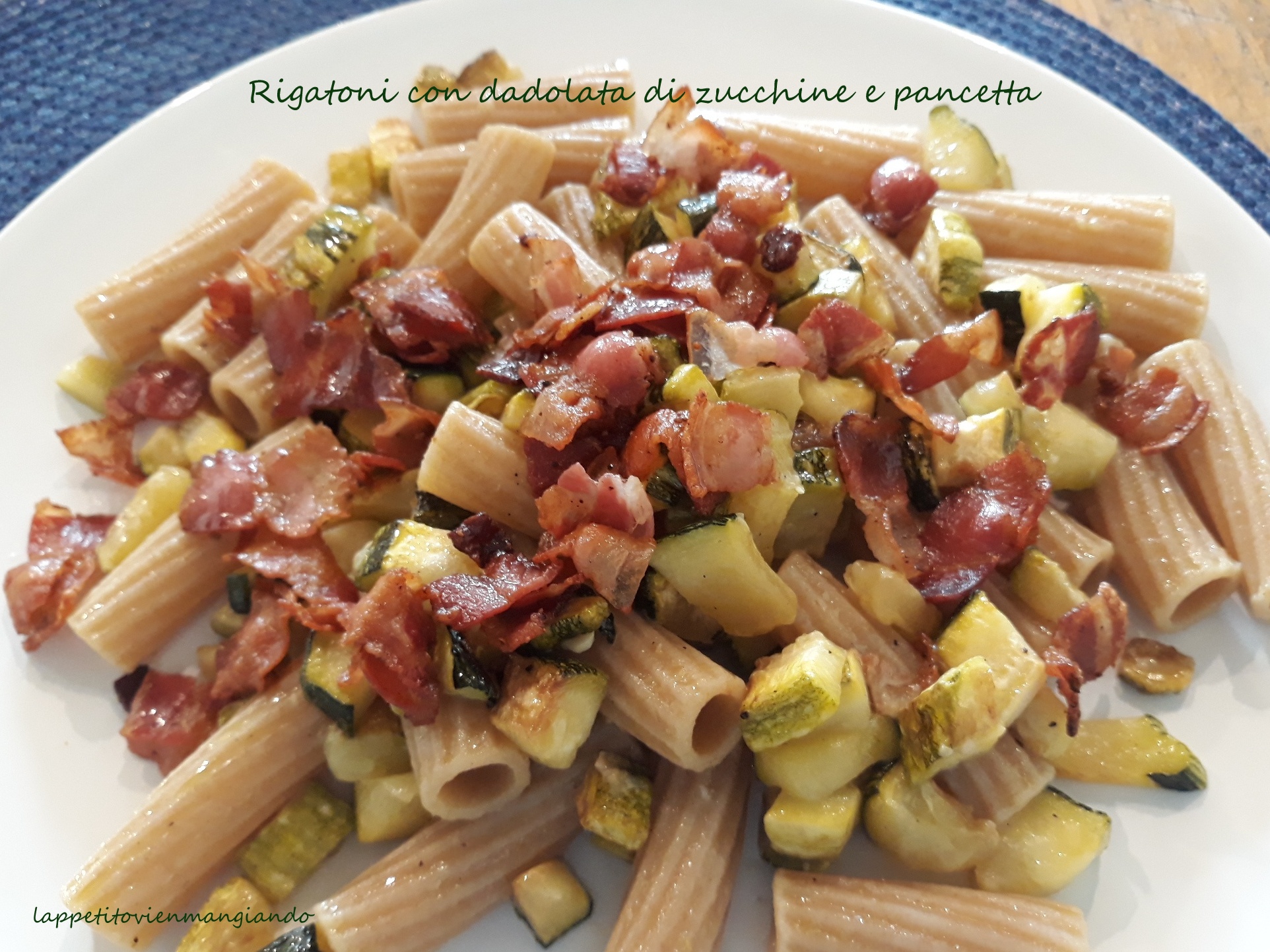 Rigatoni avec dés de courgettes et lardons