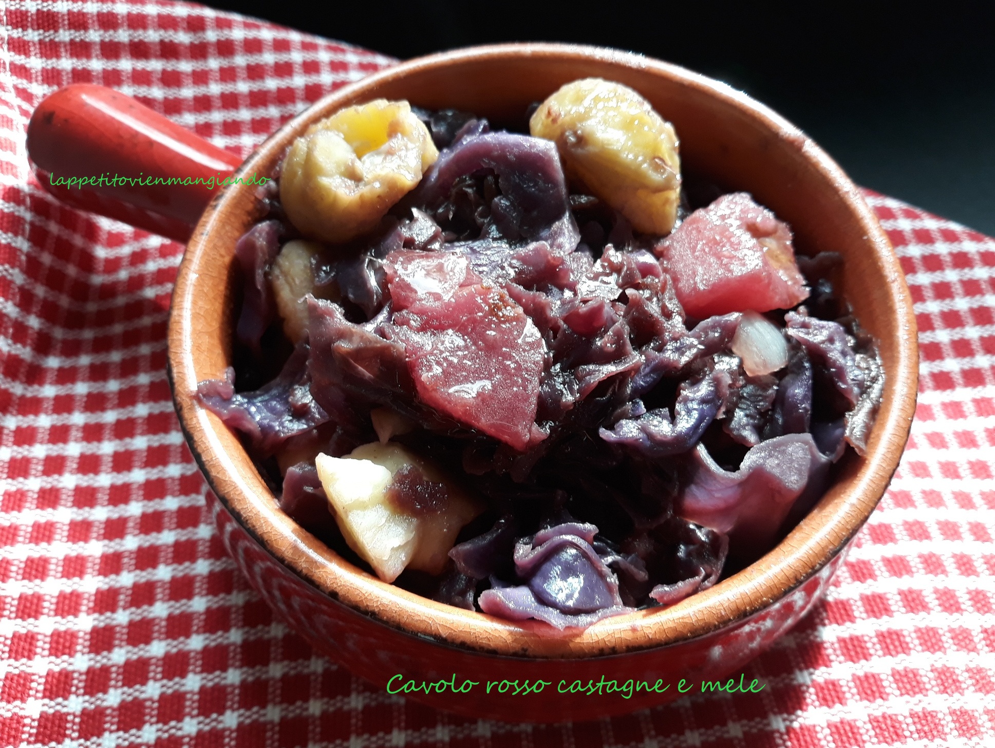 Chou rouge, châtaignes et pommes