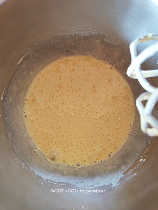 fouetter les œufs avec le sucre