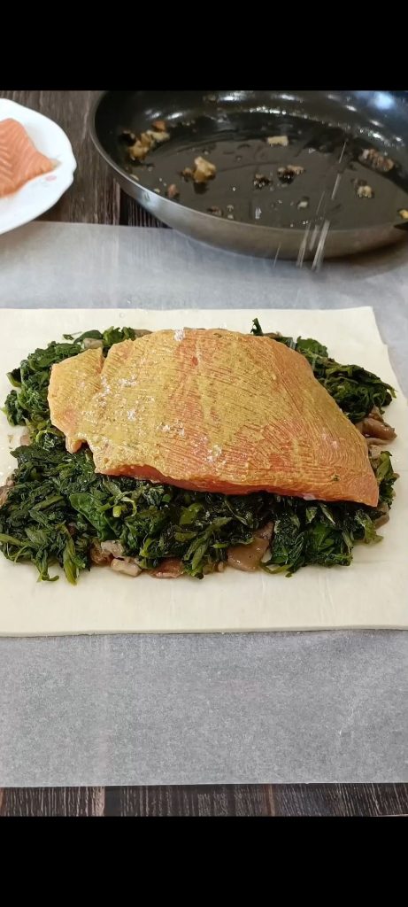 Pâte feuilletée, champignons, épinards, saumon badigeonné de moutarde