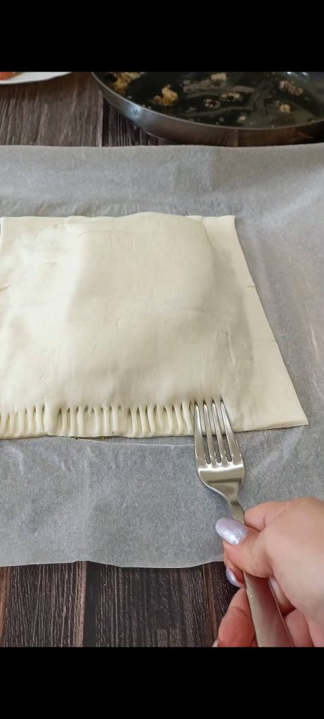 Couvrons le saumon avec le deuxième rouleau de pâte feuilletée