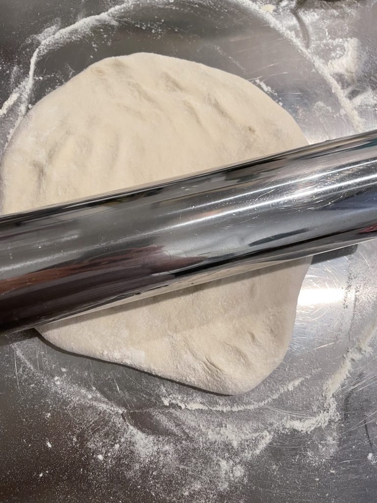 étaler la pâte de focaccia au fromage