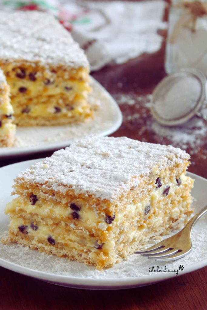 Millefeuille avec crème pâtissière et pépites de chocolat, dessert élégant avec des couches de feuilleté et crème veloutée