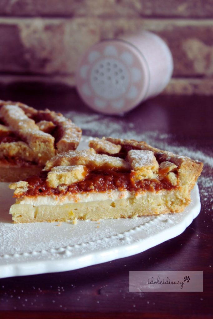 Part de tarte ricotta et confiture avec base de pâte sablée et garniture moelleuse