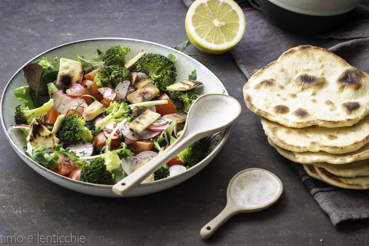 Fattoush salade libanaise avec pain pita