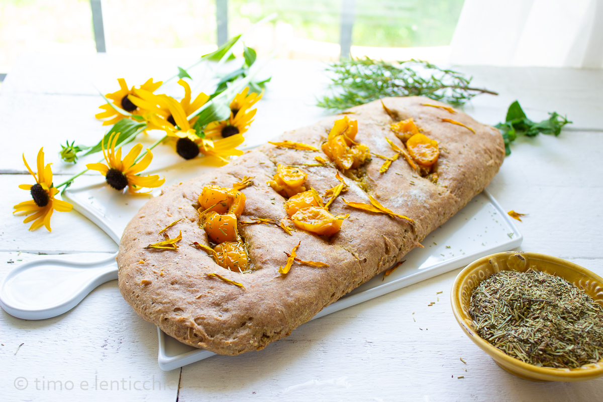 Focaccia maison aux tomates cerises jaunes