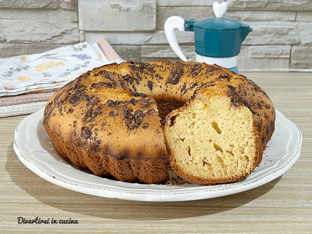 Gâteau moelleux au lait et miel avec des éclats de chocolat sur le dessus servi sur un plat de service