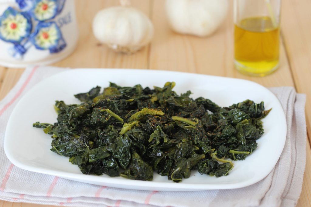 chou noir à la poêle avec ail et piment