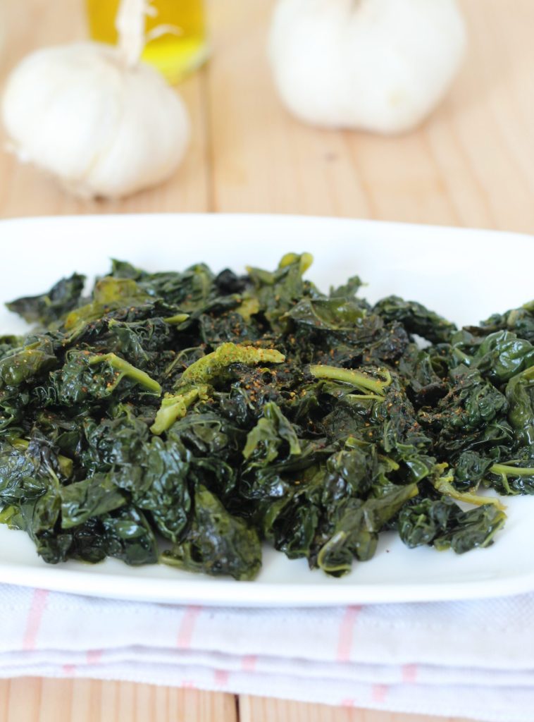 chou noir à la poêle avec ail et piment