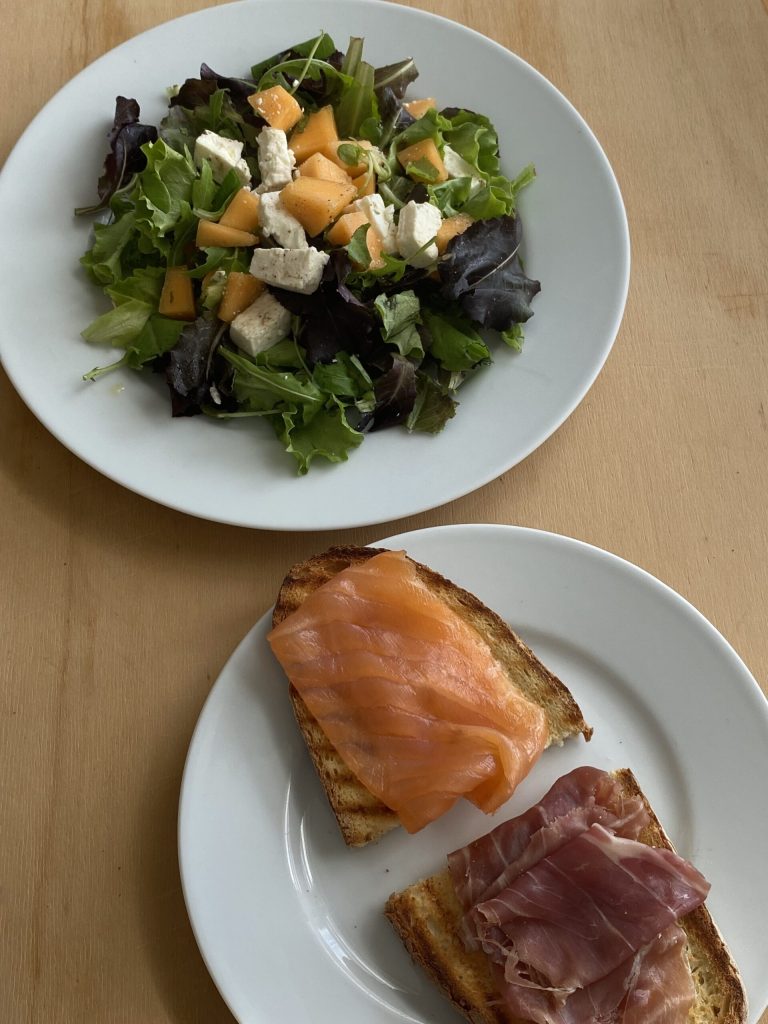 Salade avec melon feta et bruschettas