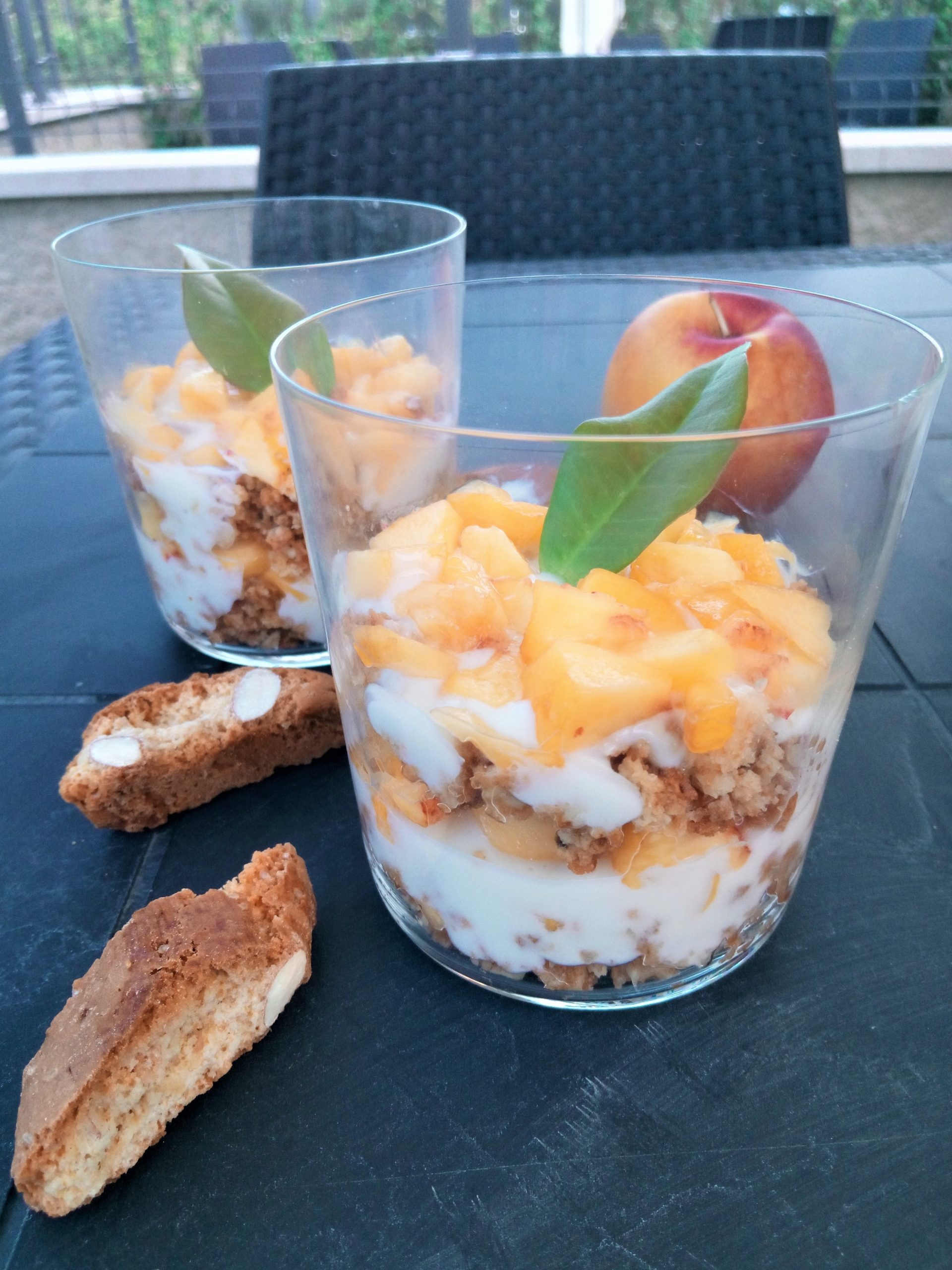 Verrines avec crumble de cantuccini, Vin Santo, yaourt et pêches