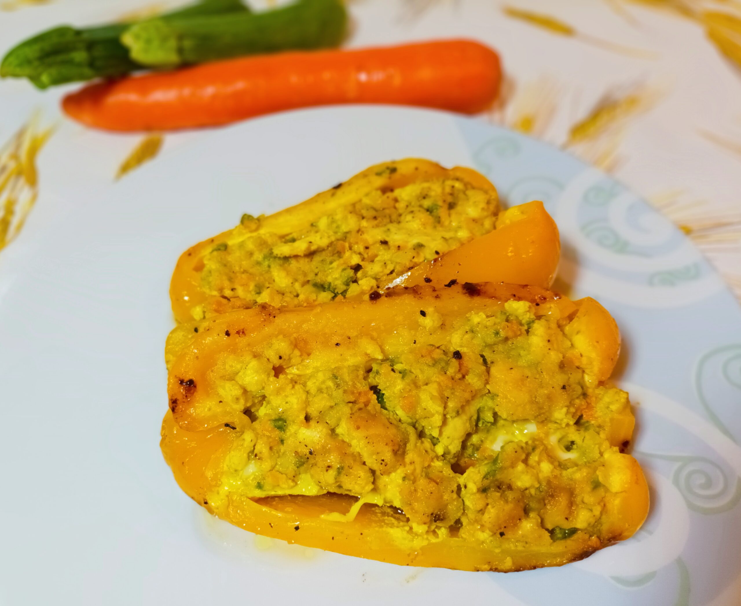 Poivrons farcis avec des légumes et blanc de poulet