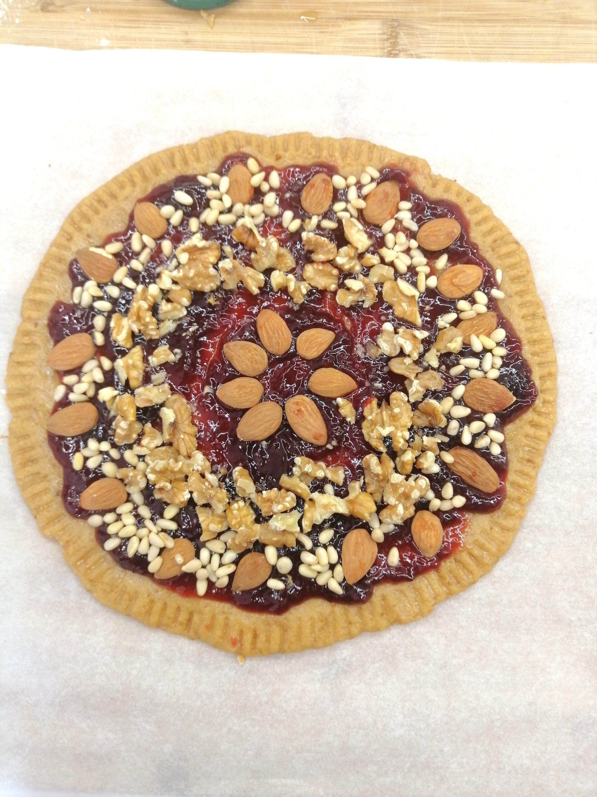 Tarte avec confiture et fruits secs