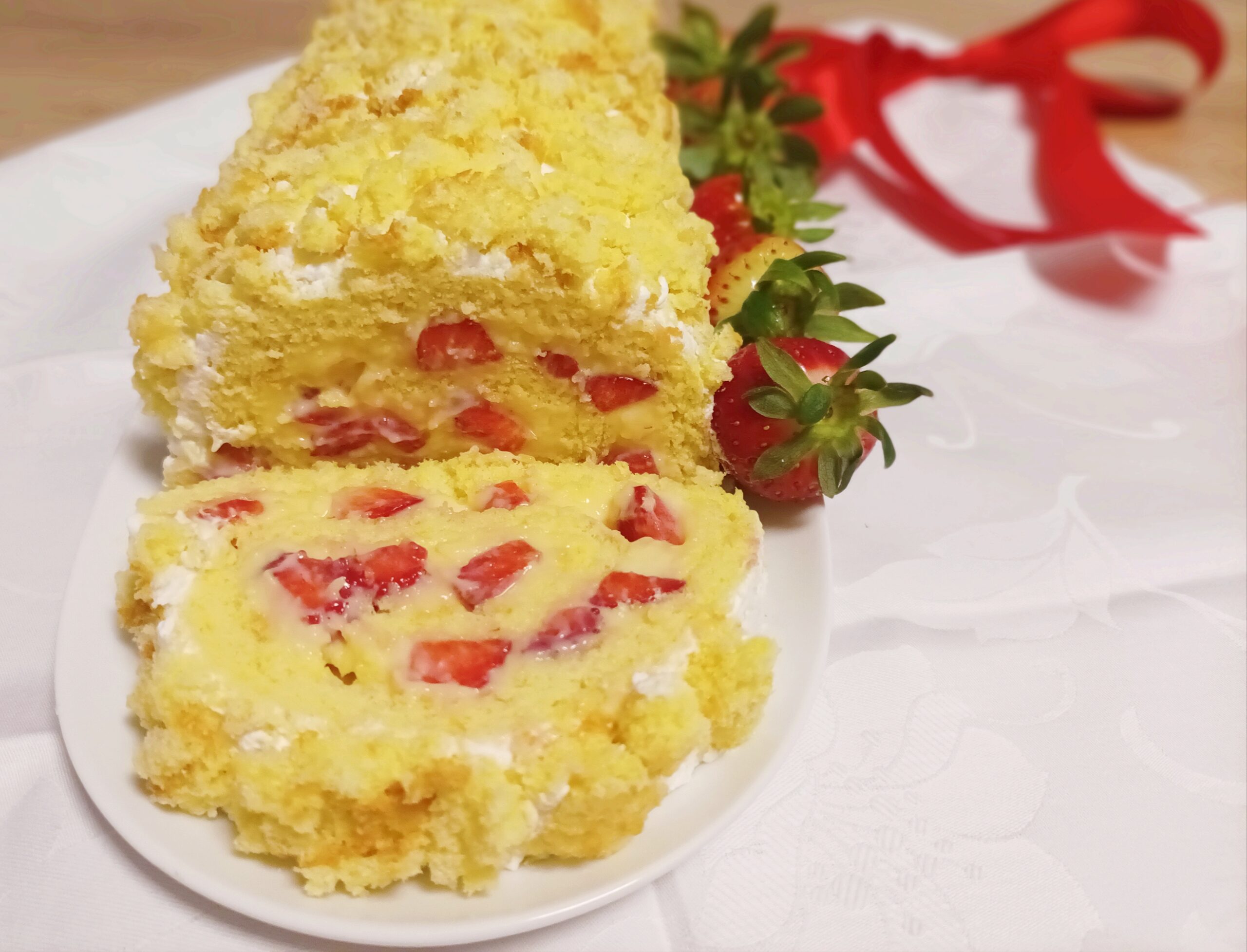 Roulé mimosa avec crème, chantilly et fraises