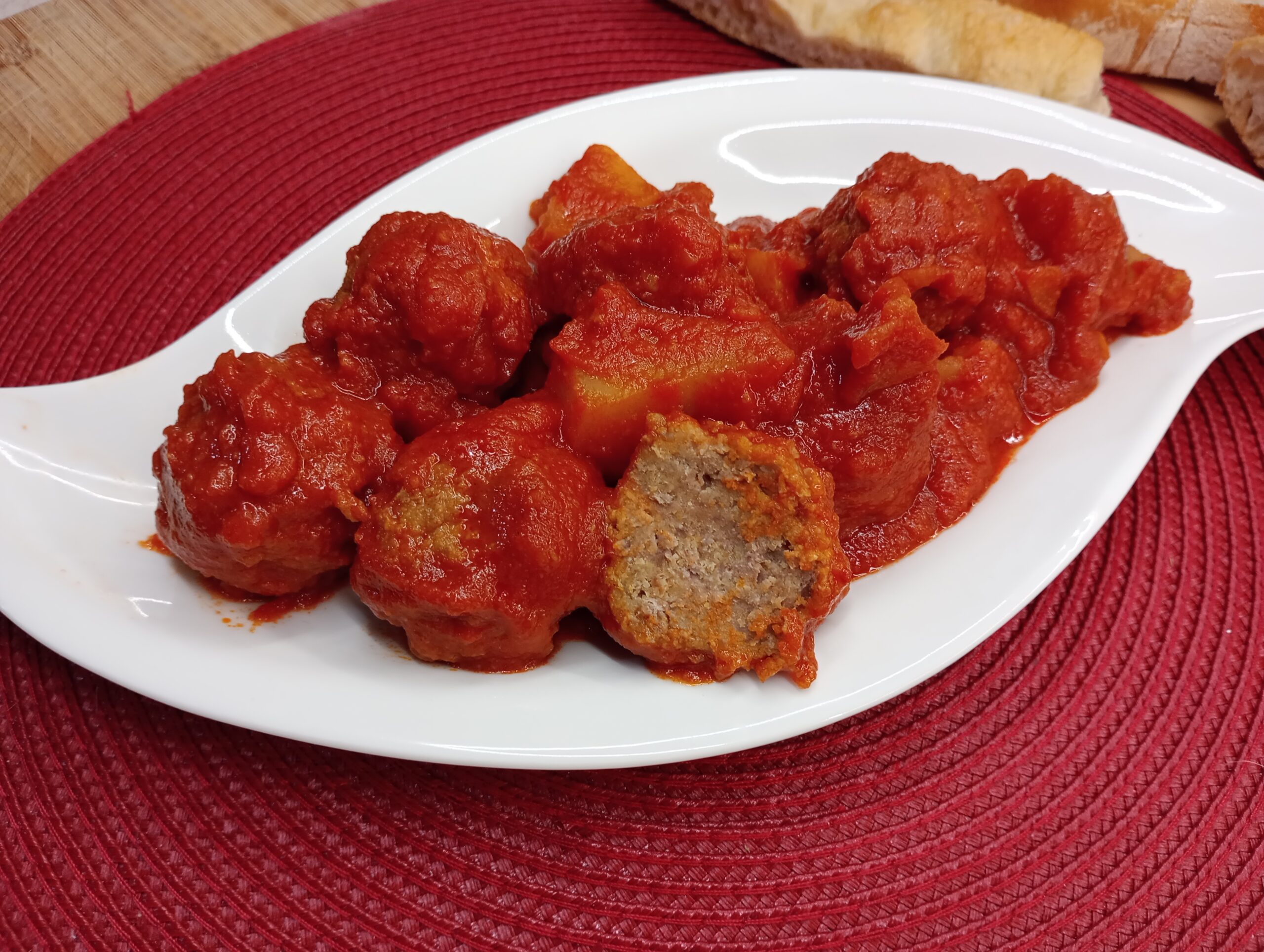 Boulettes et pommes de terre à la sauce