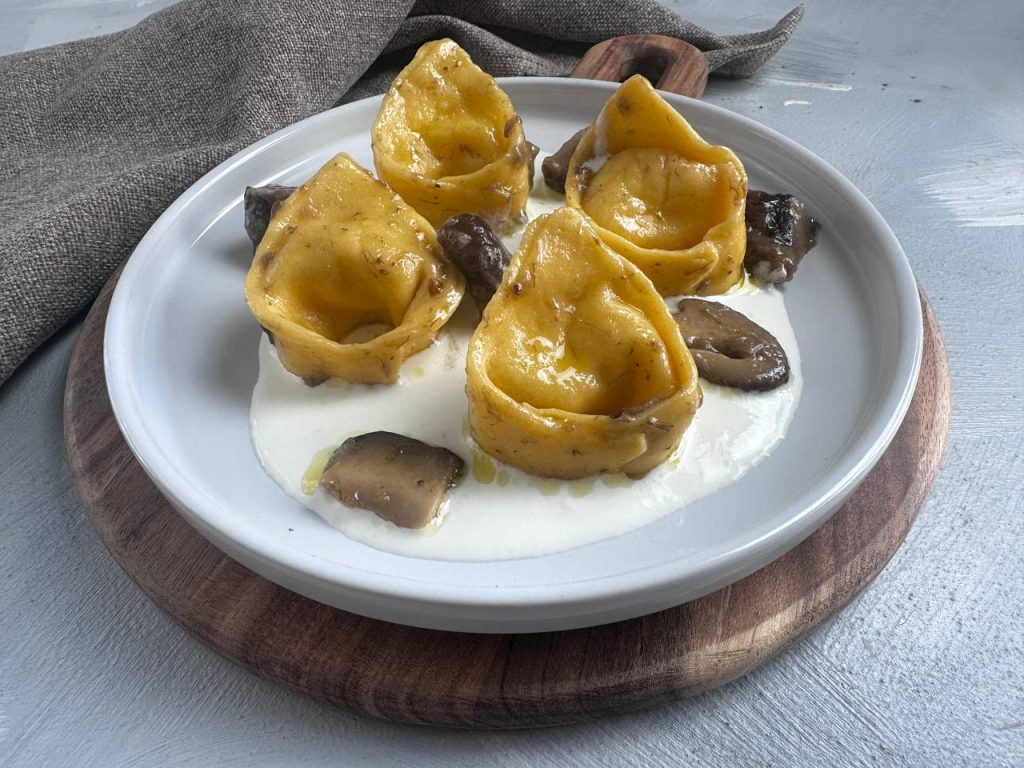 Tortelli de pommes de terre sur crème de burrata