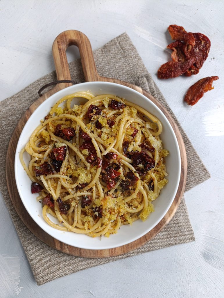 Spaghetti avec pain et tomates séchées