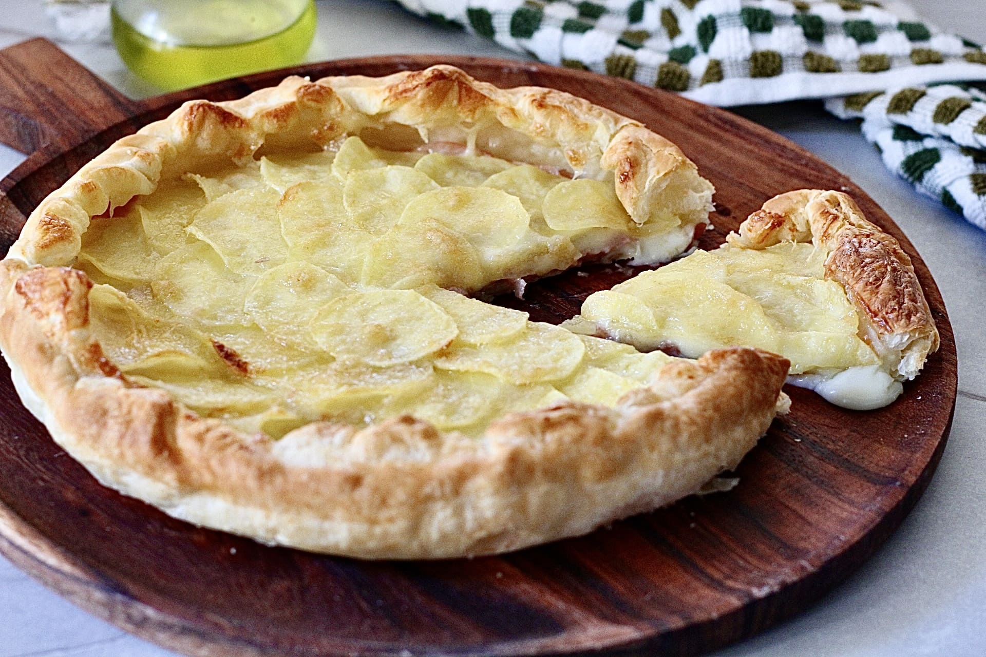 Tarte salée avec pâte feuilletée et pommes de terre, peu de dépense pour beaucoup de résultat.